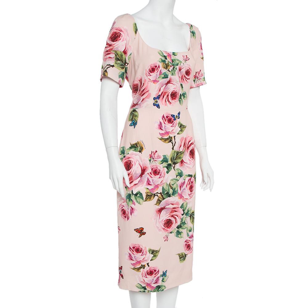 This sheath dress expresses Dolce & Gabbana’s love for romantic floral prints. Crafted from quality fabrics, this dress has a fitted silhouette and a squarish neckline. Team it with a structured leather bag and elegant sandals to cite the House’s