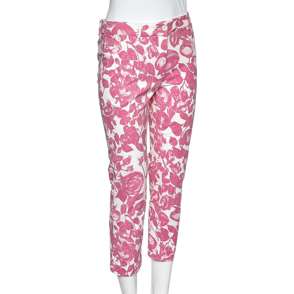 Add a pop of color to your attire by wearing these pants from Dolce & Gabbana. They are stitched using pink floral-printed textured cotton and show a tapered style and a zip closure. They are provided with four external pockets.

