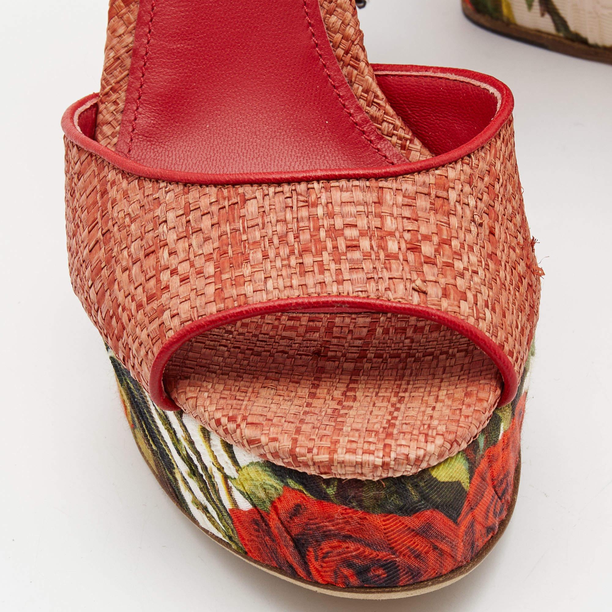 Sandales compensées Dolce & Gabbana roses à fleurs en raphia en vente 1