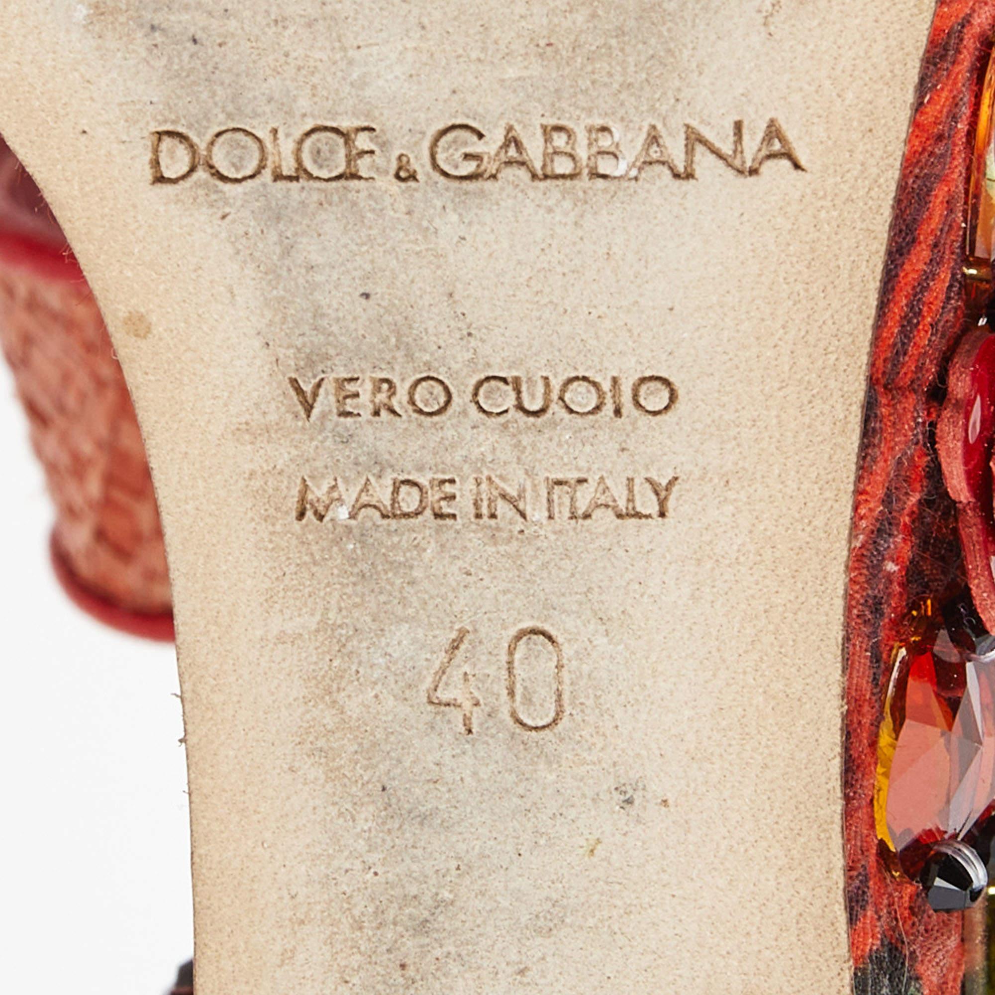 Sandales compensées Dolce & Gabbana roses à fleurs en raphia en vente 2