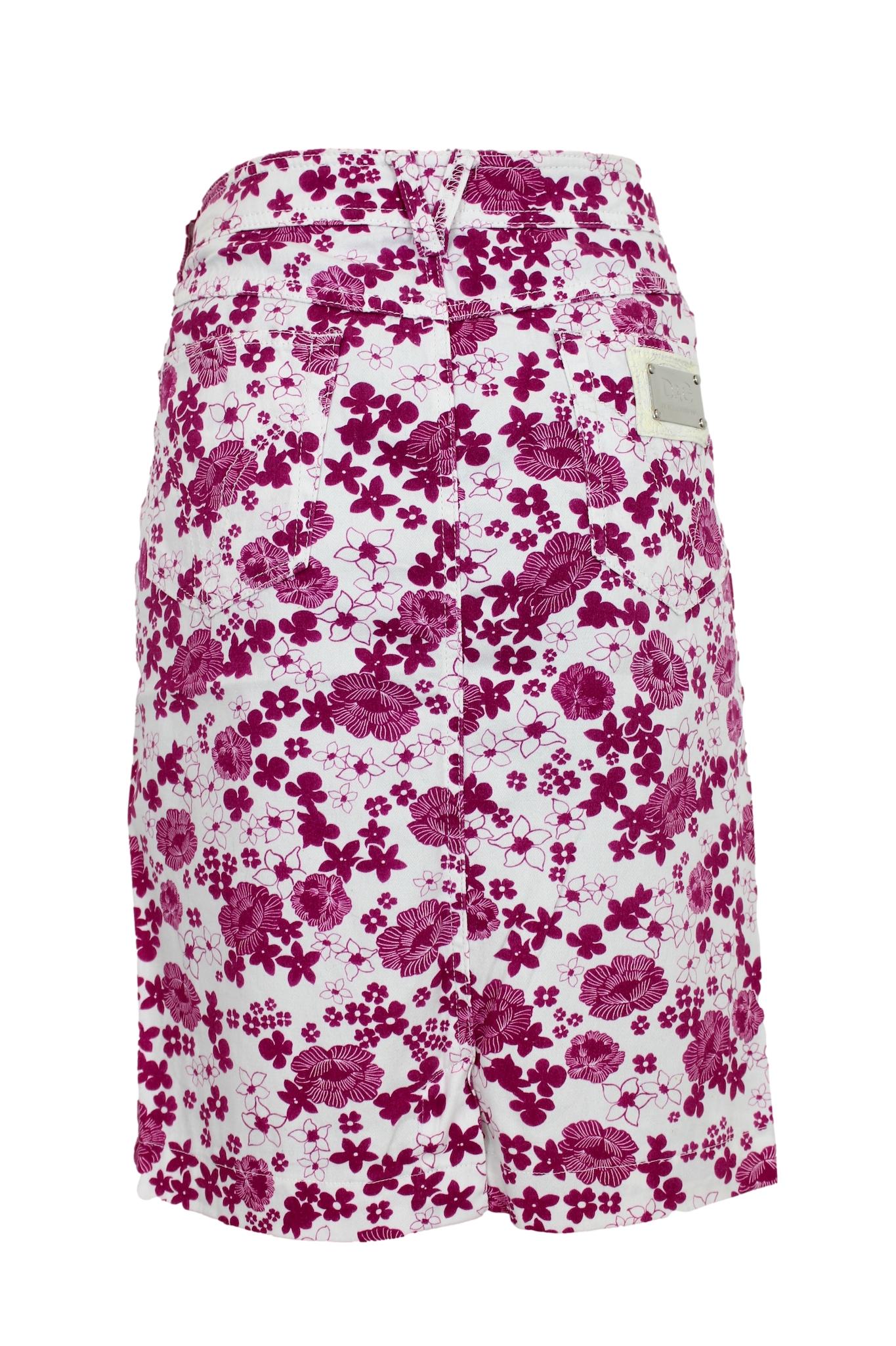 Dolce & Gabbana 2000s vintage short denim skirt. Pink and white floral pattern. 97% cotton, 3% elastane fabric.

Size: 44 It 10 Us 12 Uk

Waist: 43 cm
Length: 54 cm

CONDITIONS: Excellent, item used few times. There are no visible signs of wear, and