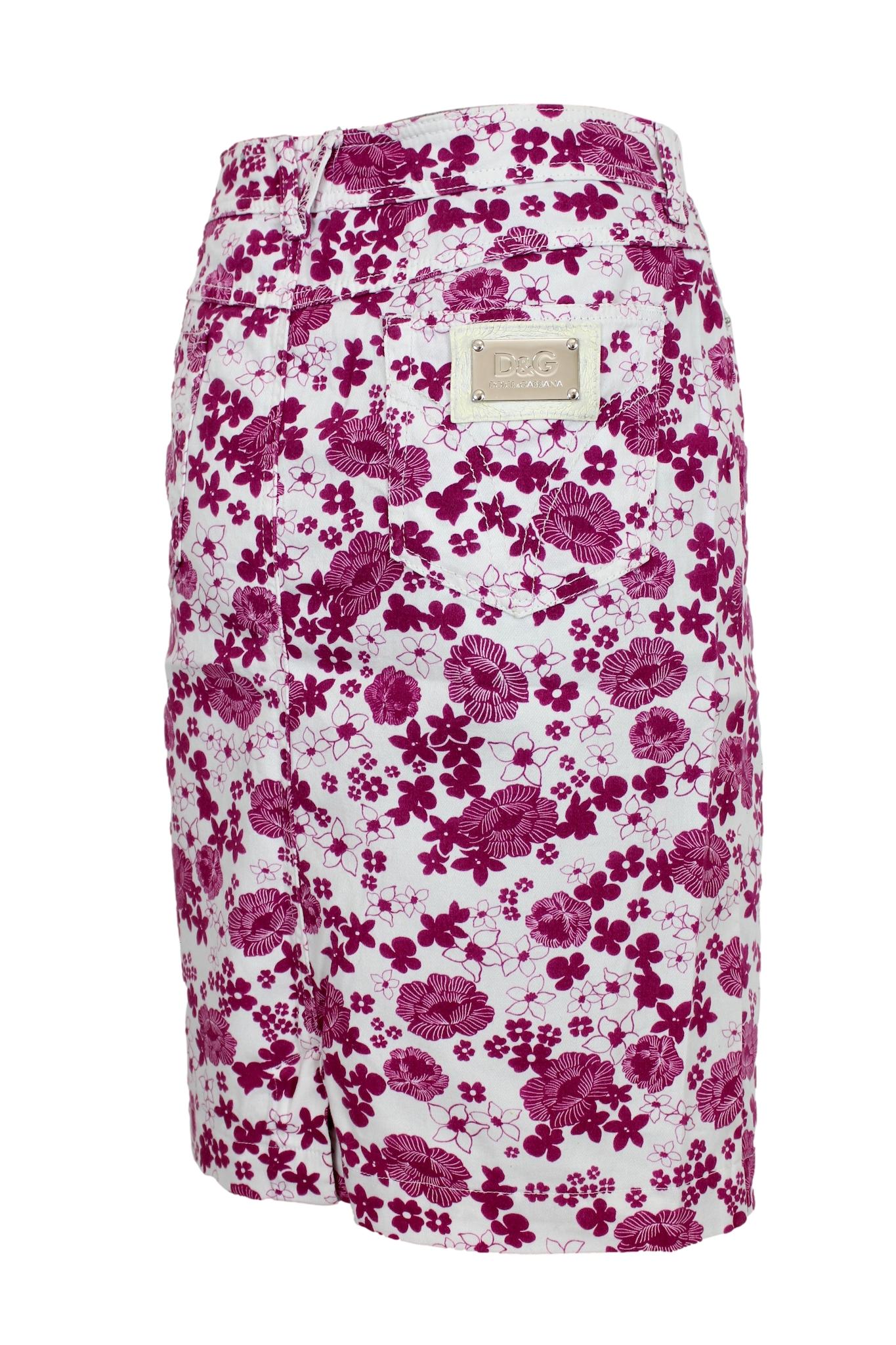 Dolce & Gabbana Pink Floral Vintage Denim Skirt In Excellent Condition For Sale In Brindisi, Bt