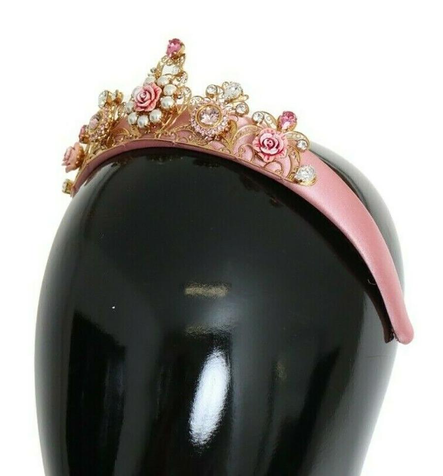  Absolutely stunning, 100% Authentic, brand new with tags Dolce & Gabbana diadem tiarem
This item comes from the Exclusive MainLine Dolce & Gabbana Collection.



Color: Pink gold
Material: Nylon, resin, brass, glass
Size: One size

Logo
