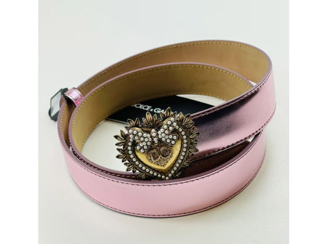 Ceinture Devotion Dolce & Gabbana en cuir rose et or avec perles blanches 85 cm Neuf - En vente à WELWYN, GB