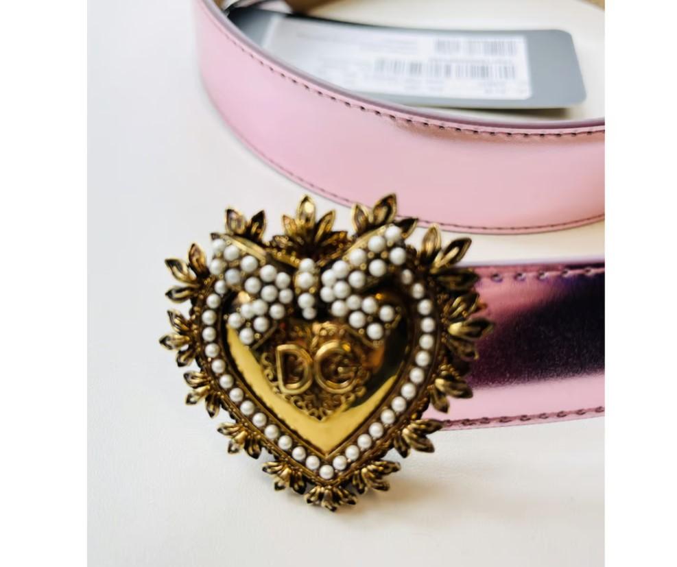 Ceinture Devotion Dolce & Gabbana en cuir rose et or avec perles blanches 85 cm Pour femmes en vente