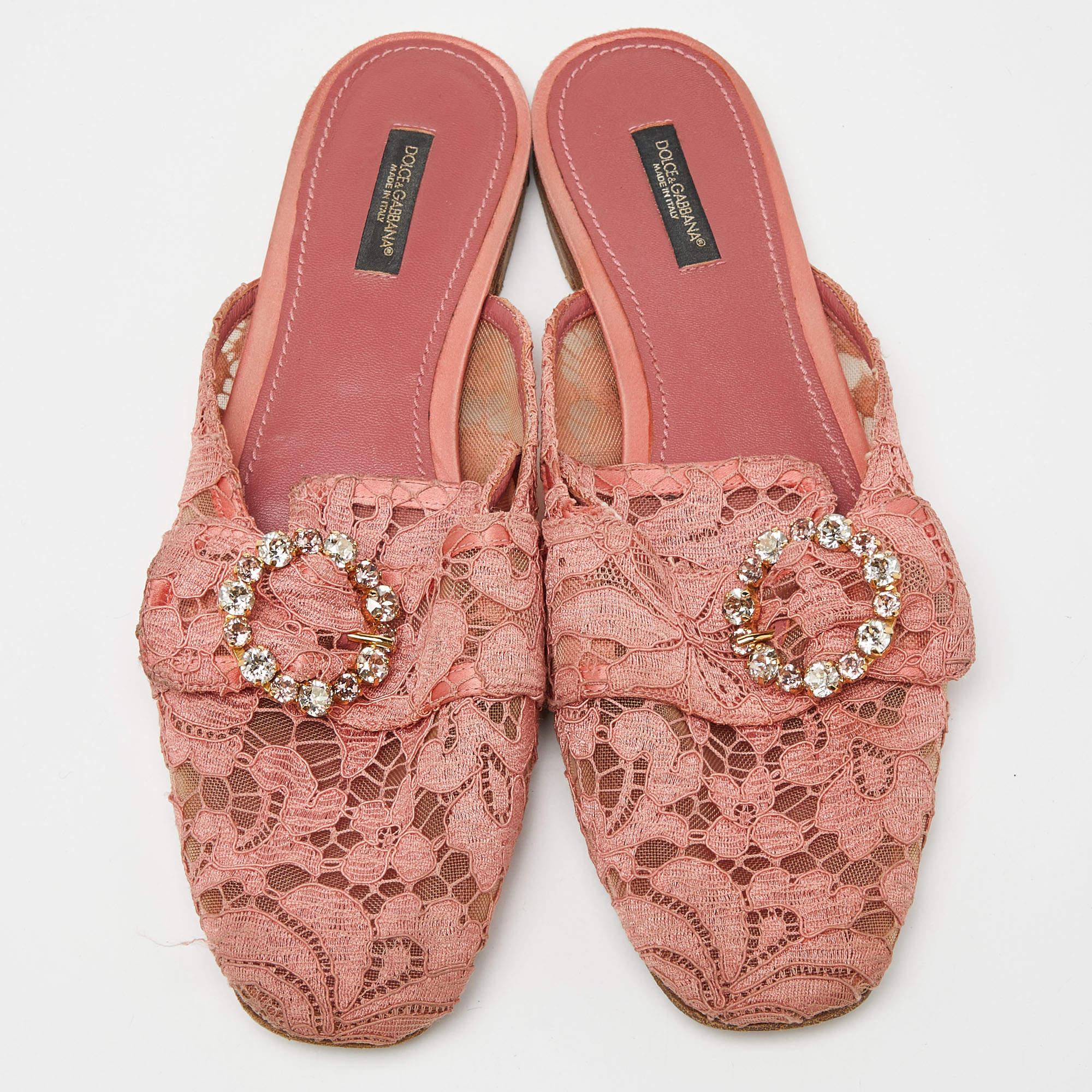 Dolce & Gabbana Pink Lace Crystal Embellished Flat Mules Size 41 In Good Condition For Sale In Dubai, Al Qouz 2