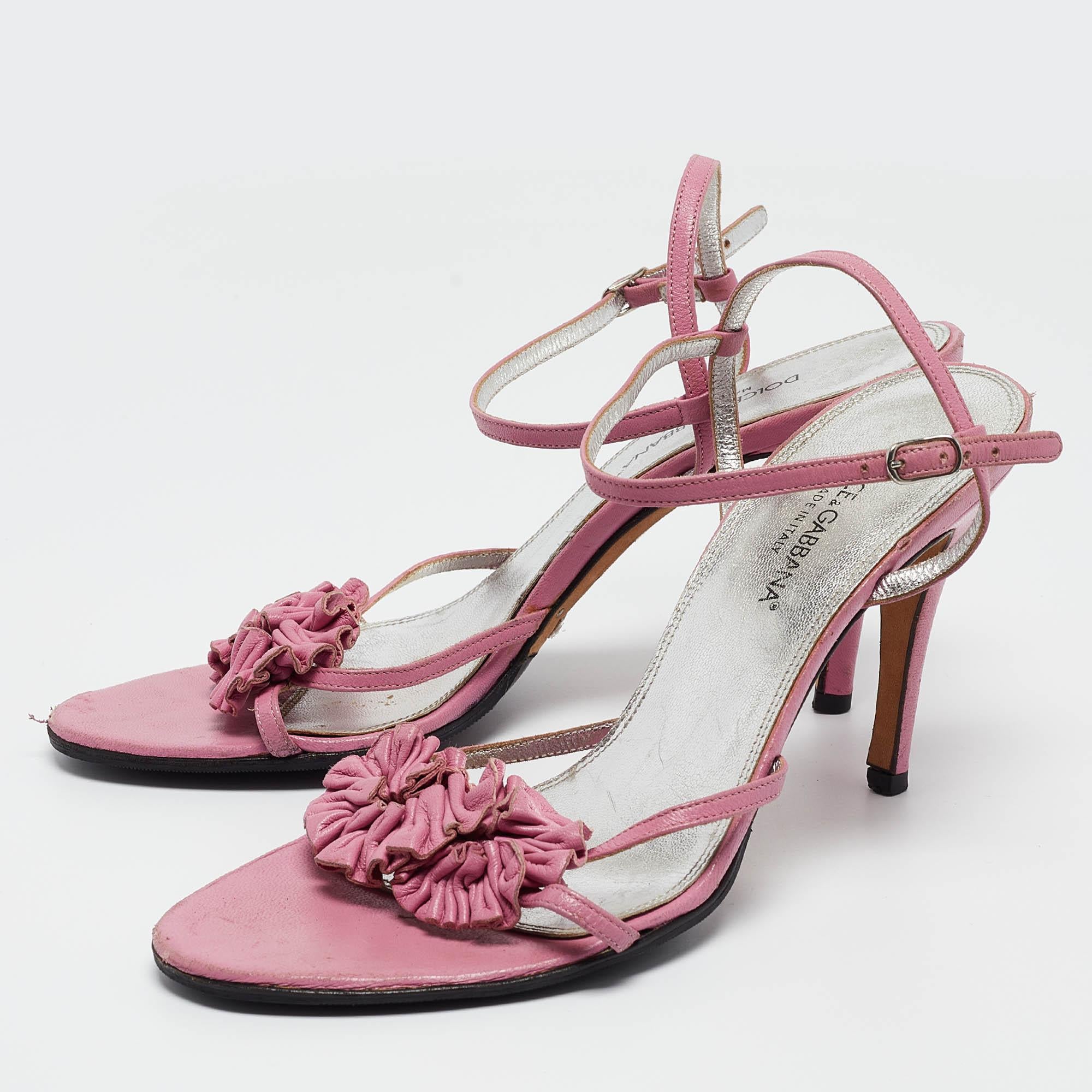 Ces sandales encadreront vos pieds de manière élégante. Fabriquées à partir de matériaux de qualité, elles affichent un design élégant et des semelles intérieures confortables.
