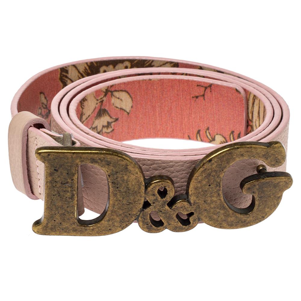 Accessorise right with this stunning belt from Dolce & Gabbana. It is made from pink-hued leather and is adorned with a bronze-toned D&G-shaped buckle. You can use the belt to cinch skirts and dresses.


