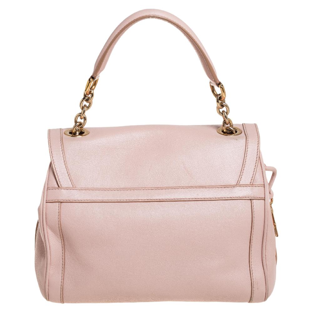 Dolce & Gabbana-Handtaschen sind bekannt für ihre einzigartigen Designs:: die den femininen Schwung des Labels und die makellose Handwerkskunst ausstrahlen:: die ihre Kreationen Saison für Saison überdauern lassen. Diese Miss Bonita Tasche ist aus