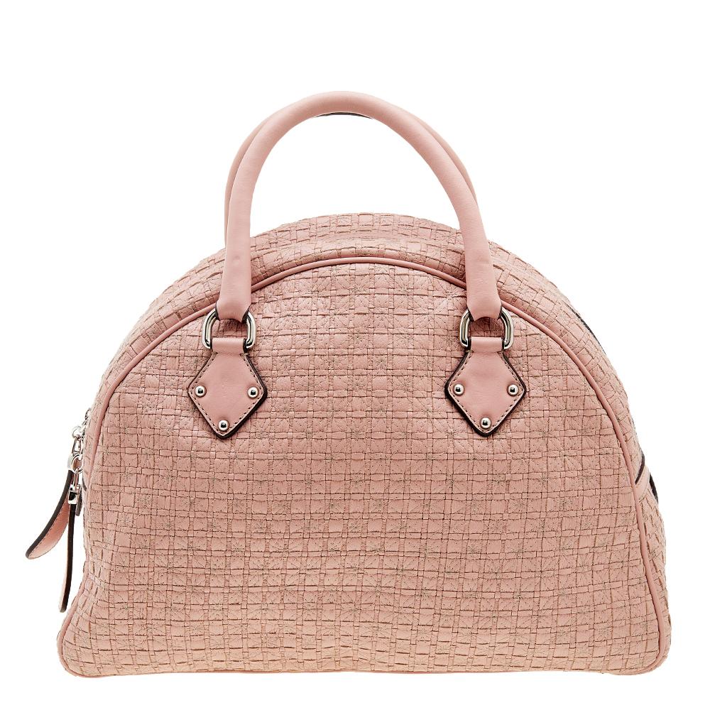 This Dolce & Gabbana satchel is a timeless accessory that you will love for years to come. This creation is made from leather and highlighted by the logo plaque at the front. The top rolled handles, detachable strap, and fabric-lined interior make