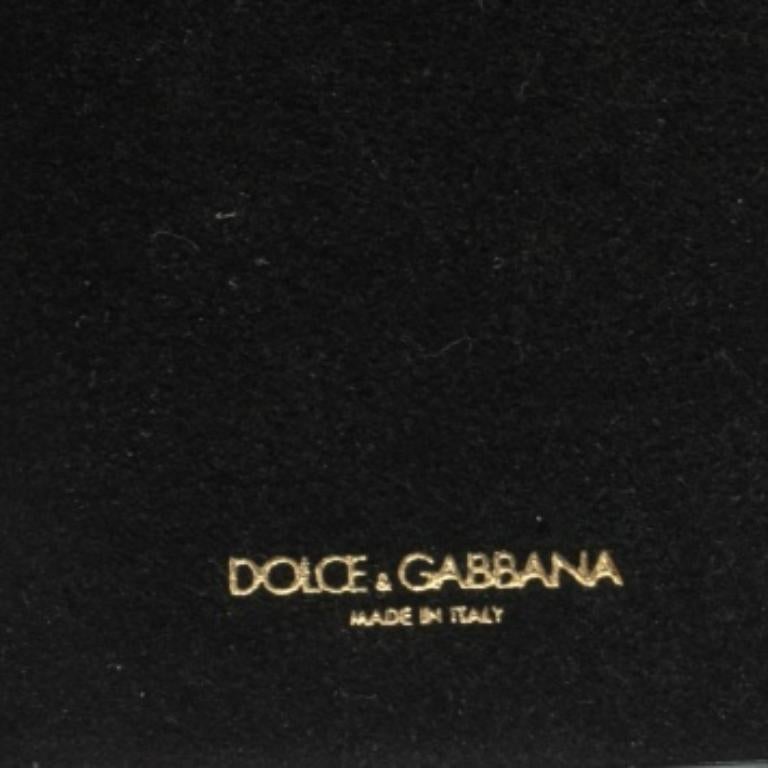 Esta exclusiva funda para iPhone 6 de Dolce & Gabbana aúna lujo y utilidad. Fabricado con materiales de calidad, no sólo mantendrá tu móvil seguro, sino que también lucirá elegante en tu mano. Está decorado con un adorable diseño de madre e hija.