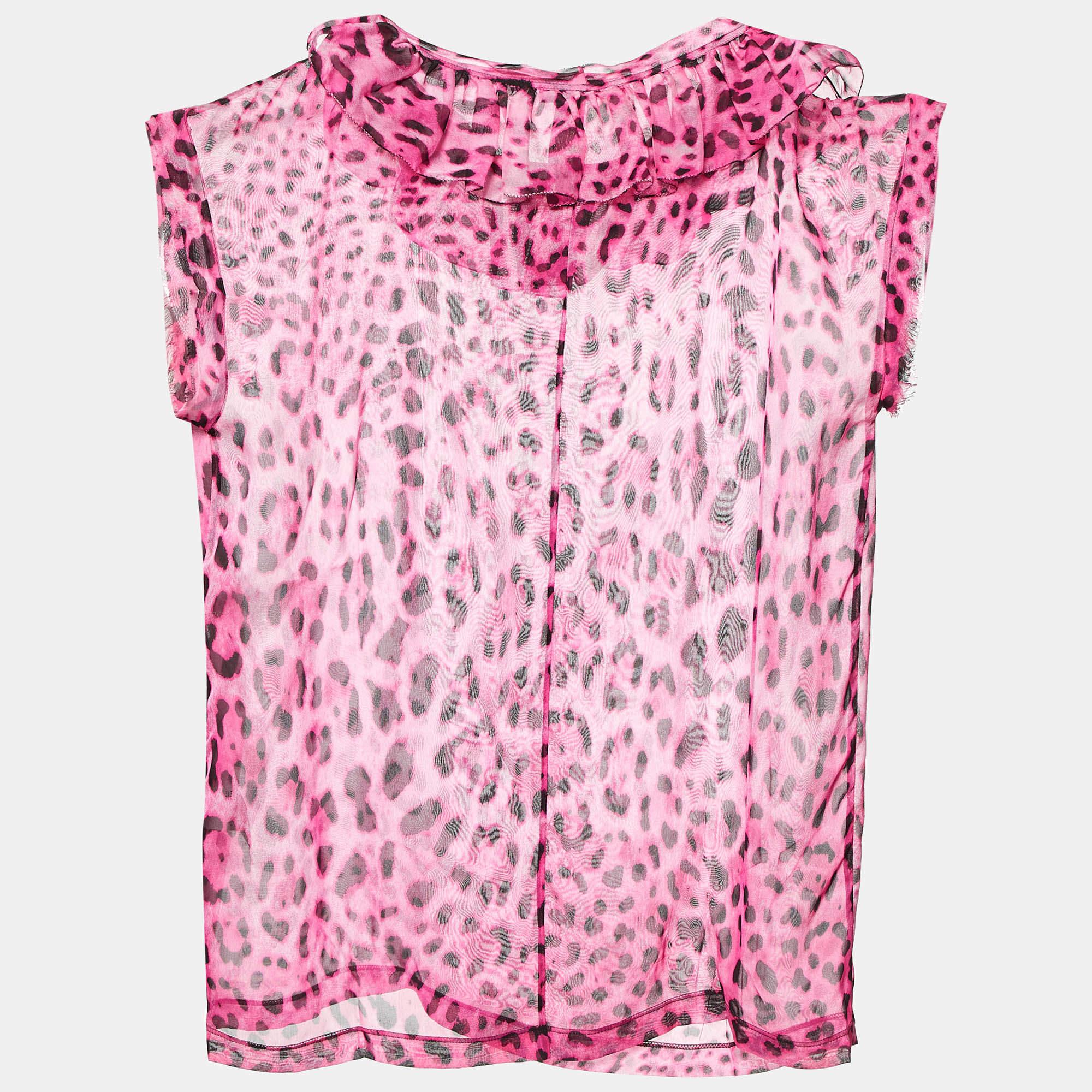 Find great style and comfort while wearing this designer top. Tailored using the best fabric the creation has been given immense detail. Style it with a skirt and heels.