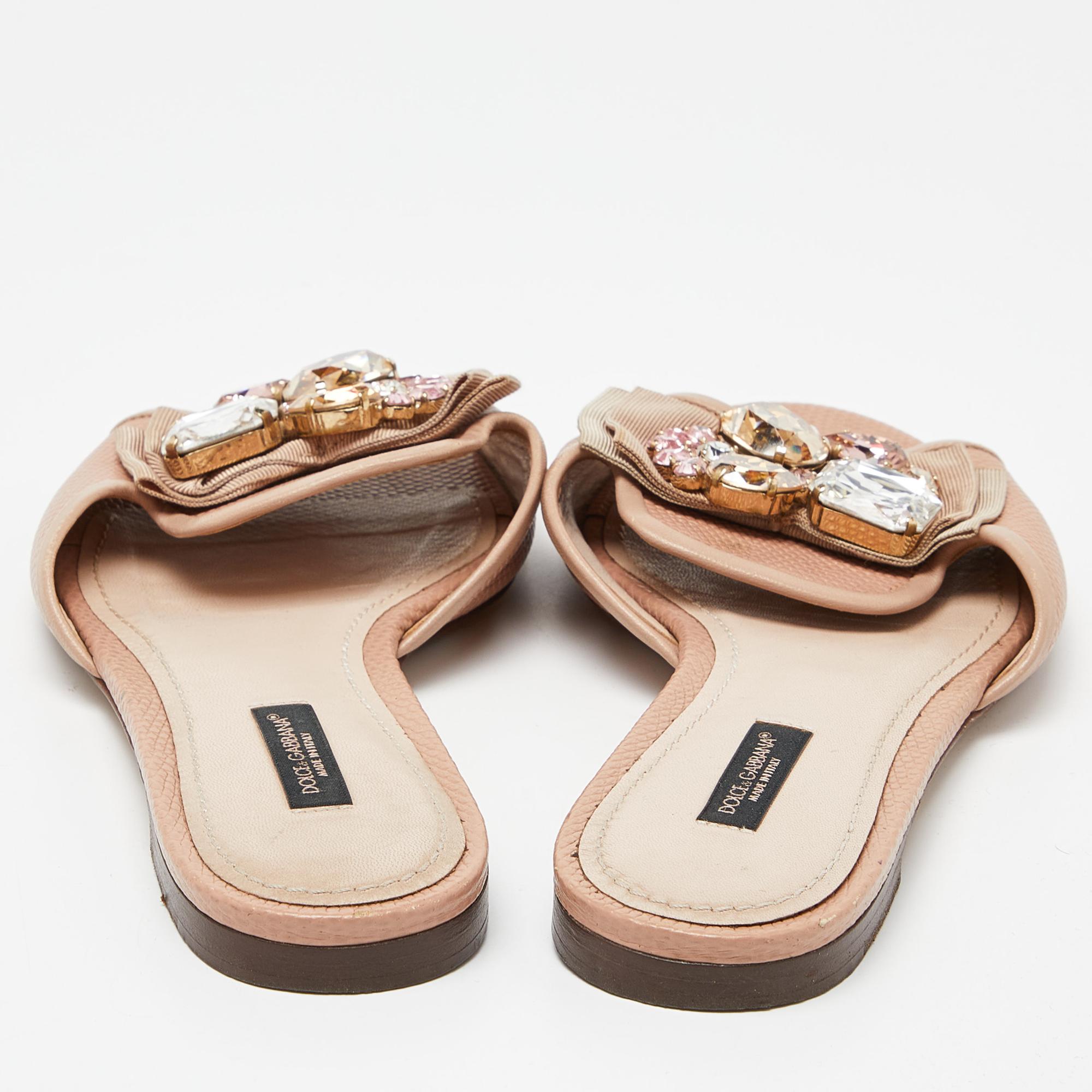 Dolce & Gabbana Pink Lizard Embossed Leather Crystal Bow Flat Slides Size 37 In Excellent Condition For Sale In Dubai, Al Qouz 2