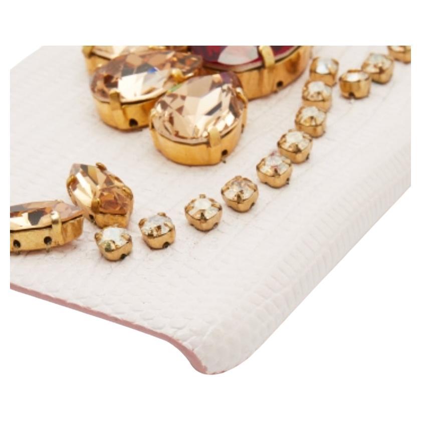 Schützen Sie Ihr iPhone 6 mit dieser wunderschönen Tasche von Dolce & Gabbana. Das aufwändig gestaltete Etui ist über und über mit wunderschönen Kristallverzierungen geschmückt und besteht aus einem mit rosa Eidechsenleder geprägten Unterteil. Auf