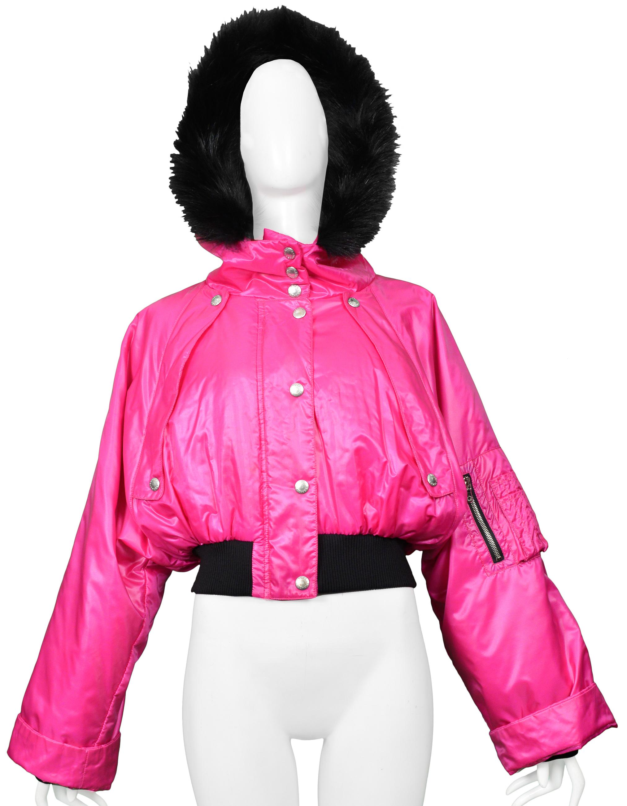Resurrection a le plaisir de vous proposer un bomber vintage Dolce & Gabbana en nylon magenta avec une capuche bordée de fourrure noire, de multiples poches, des fermetures éclair, des poignets et une ceinture en tricot. 

Dolce & Gabbana 
Taille