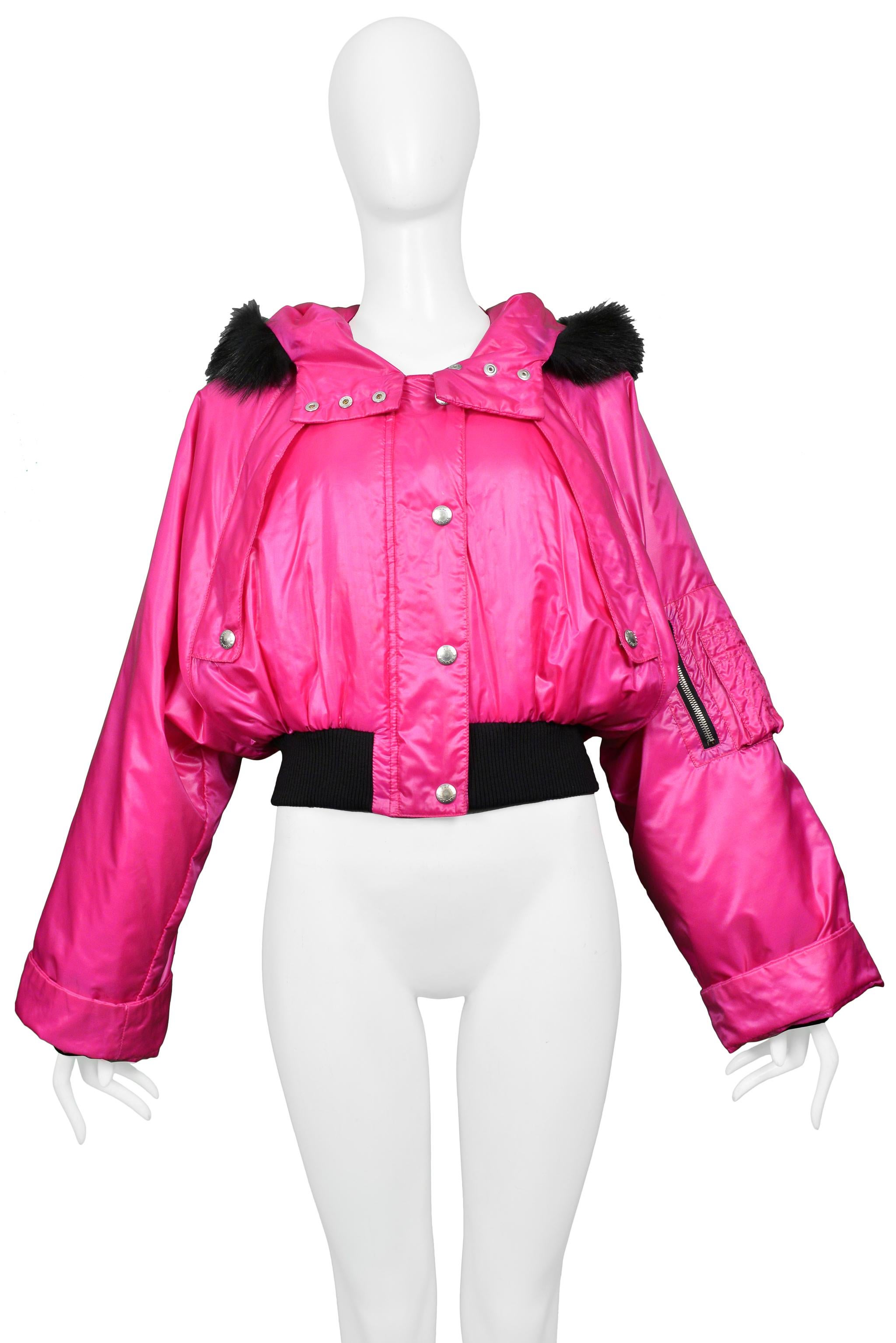 Bomber en nylon rose magenta à capuche et bordure en fourrure noire Dolce & Gabbana, 2003 Excellent état - En vente à Los Angeles, CA