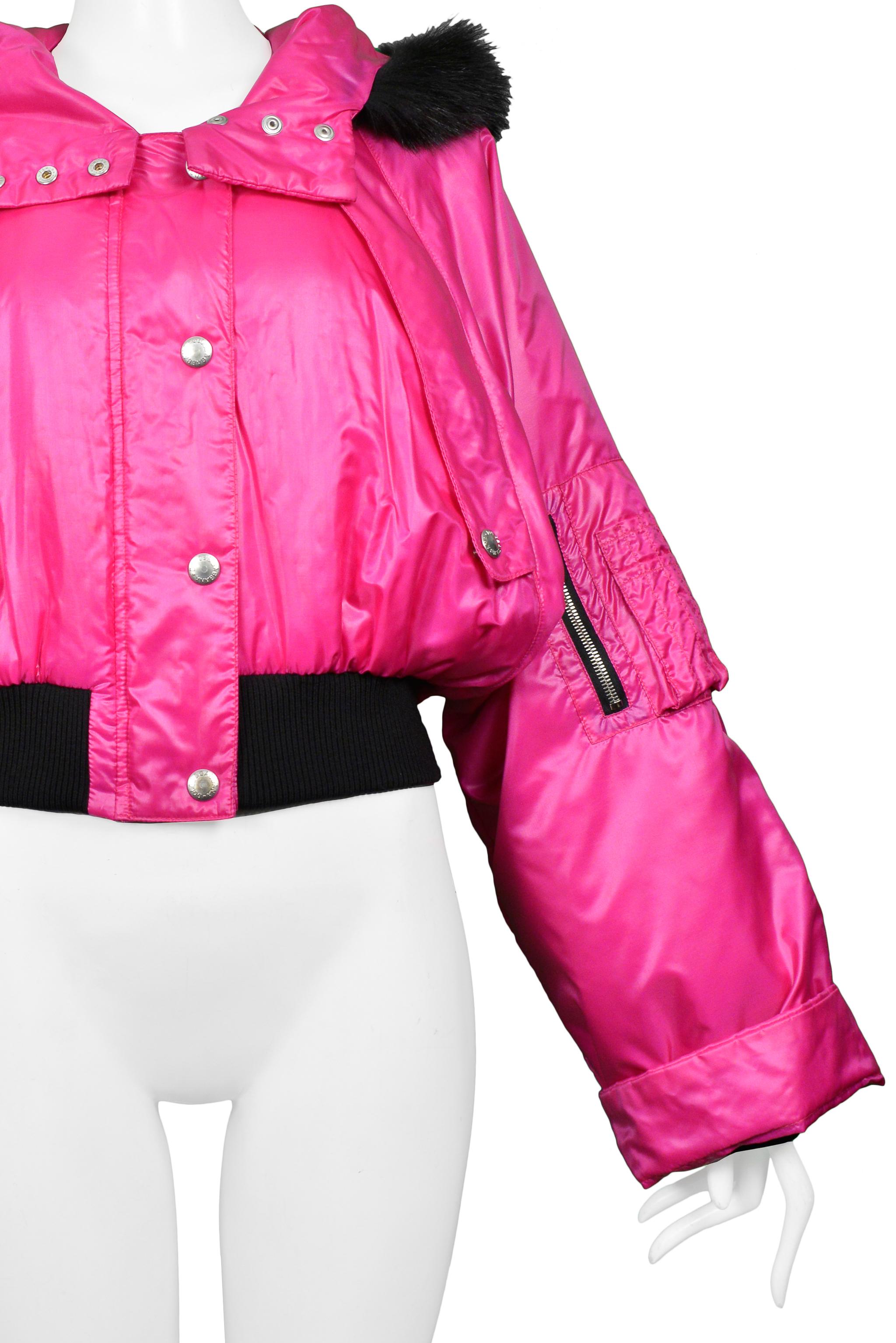 Bomber en nylon rose magenta à capuche et bordure en fourrure noire Dolce & Gabbana, 2003 Pour femmes en vente