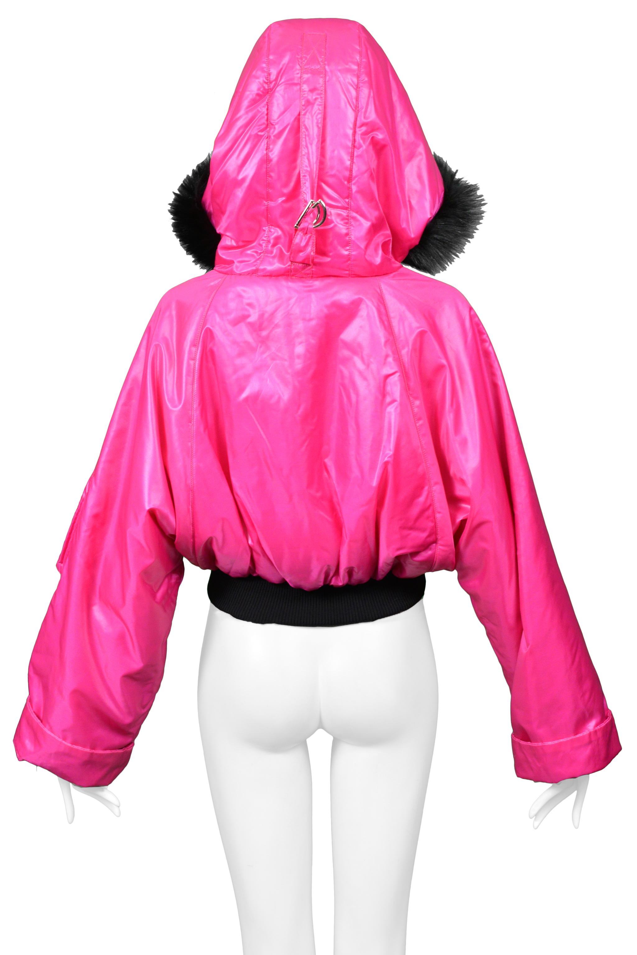 Bomber en nylon rose magenta à capuche et bordure en fourrure noire Dolce & Gabbana, 2003 en vente 1