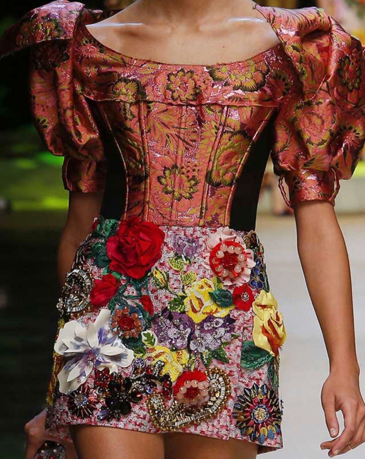 Splendida gonna nuova di zecca con cartellino, 100% autentica di Dolce & Gabbana, impreziosita da cristalli floreali. 



Modello: Modello A-Line, modello mini

Colore: rosa con motivi e dettagli multicolore
Materiale jacquard
Chiusura con cerniera