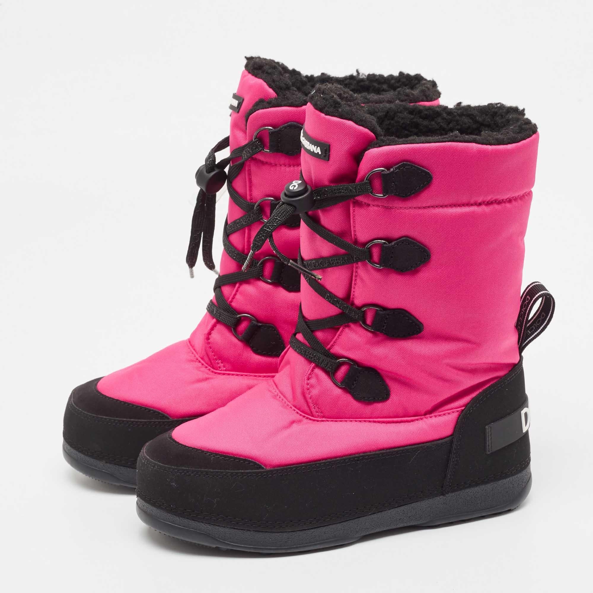 Les bottes de neige Dolce and Gabbanas allient mode et fonctionnalité sans effort. Fabriquées en nylon de haute qualité, ces bottes offrent une protection durable et résistante à l'eau contre les éléments. La teinte rose vibrante ajoute une touche