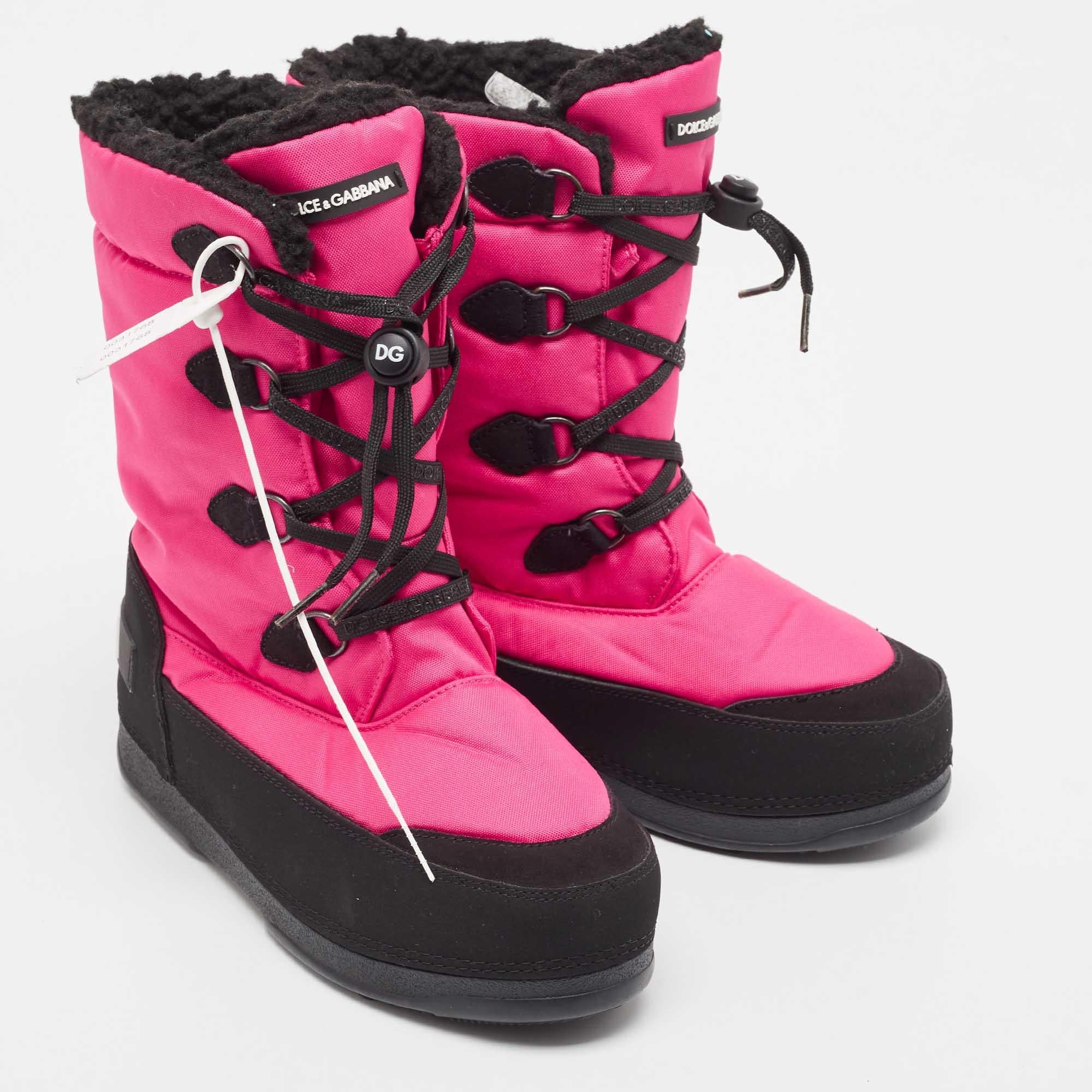 Bottes de neige rose Dolce & Gabbana, taille 35/36 Neuf - En vente à Dubai, Al Qouz 2