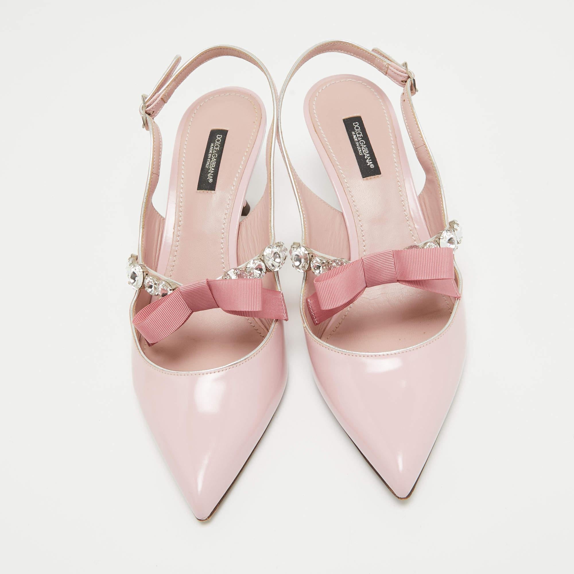 Affichez un style élégant avec cette paire d'escarpins Dolce & Gabbana. Ces chaussures élégantes sont fabriquées à partir de matériaux de qualité et sont ornées de cristaux et d'un nœud sur le dessus. Ils sont posés sur des semelles durables et des