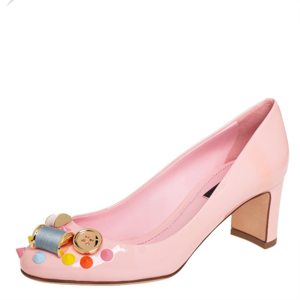 The appealing design and comfortable quality make this Dolce & Gabbana pair a great purchase. Crafted from patent leather, these Dolce & Gabbana pumps carry a pink exterior, covered toes with embellished details, and 6 cm block heels

Includes: