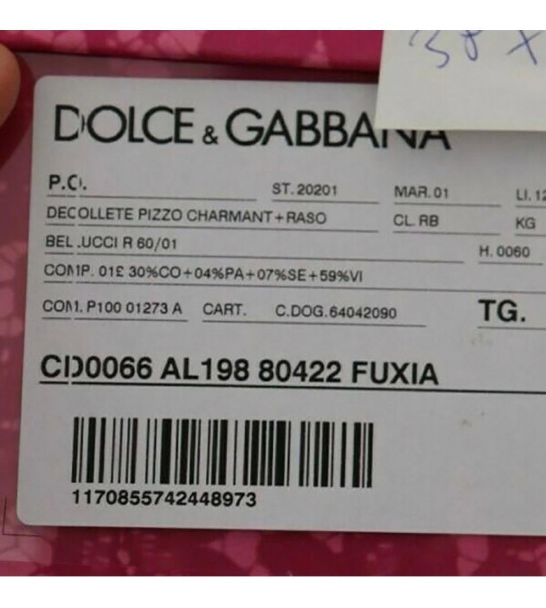 Gorgeous brand new with tags,
100% Authentic Dolce & Gabbana
PUMP lace shoes with jewel detail on
the top.
Model: Pumps
Collection: Rainbow collection
Taormina lace
Color: Pink
Crystals: Pink and clear
Material: 30% Cotton, 4% PA, 7%
Silk, 59%