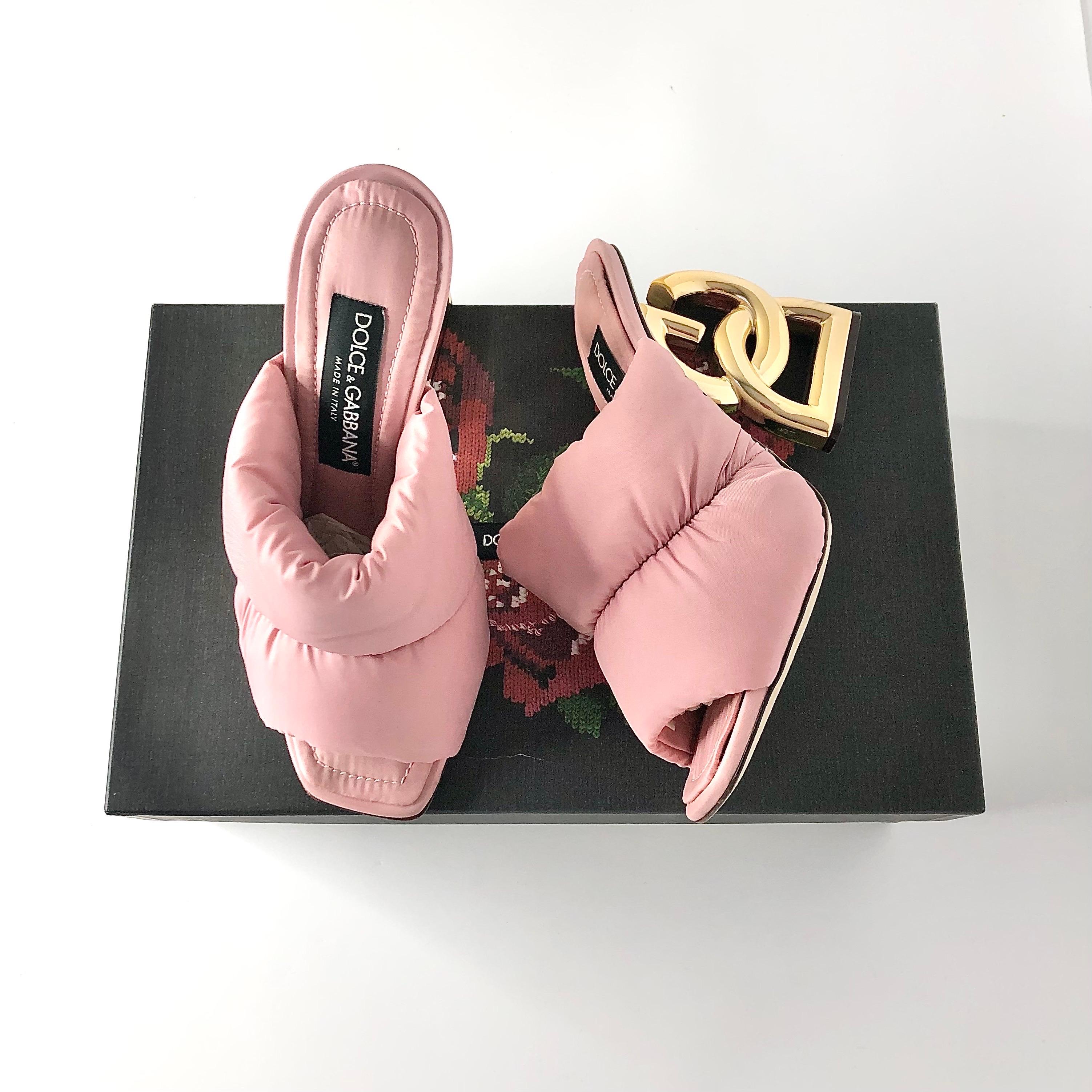 Dolce & Gabbana DG Quilted Mules
Style CR1177-AQ233
In box, with dustbag
Color Pink
Size 38EU
Nylon upper
Leather sole
Gold finished DG logo heel
High heel
Slip on style
4.25in heel height
Signs of normal use, overall very good preowned condition
