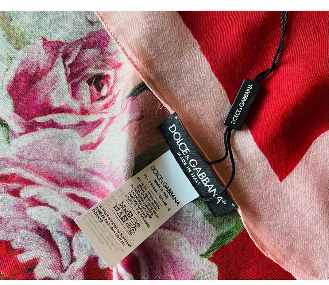 Rosa Pfirsichbaumholz von Dolce & Gabbana
Bedruckter Kaschmirschal mit Modal-Mischgewebe im Zustand „Relativ gut“ in WELWYN, GB