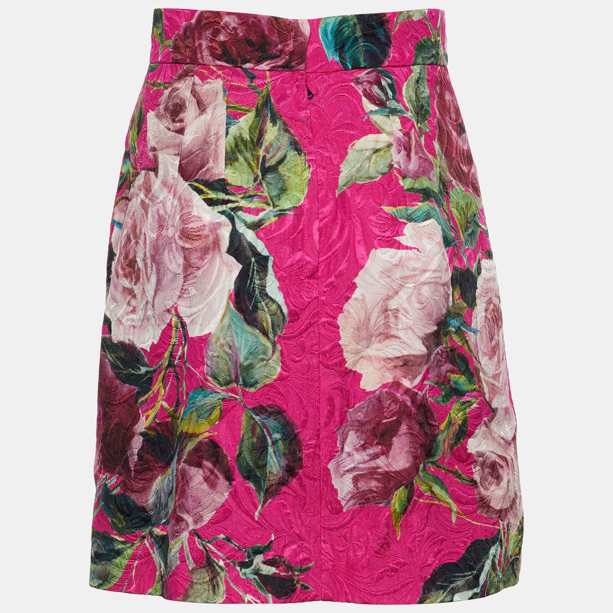 Designed using a plush cotton and silk jacquard fabric, this mini skirt from Dolce & Gabbana is a good option for casual parties. It is pink and flaunts an uber-feminine and pretty rose print all over. The skirt will look amazing when teamed with a
