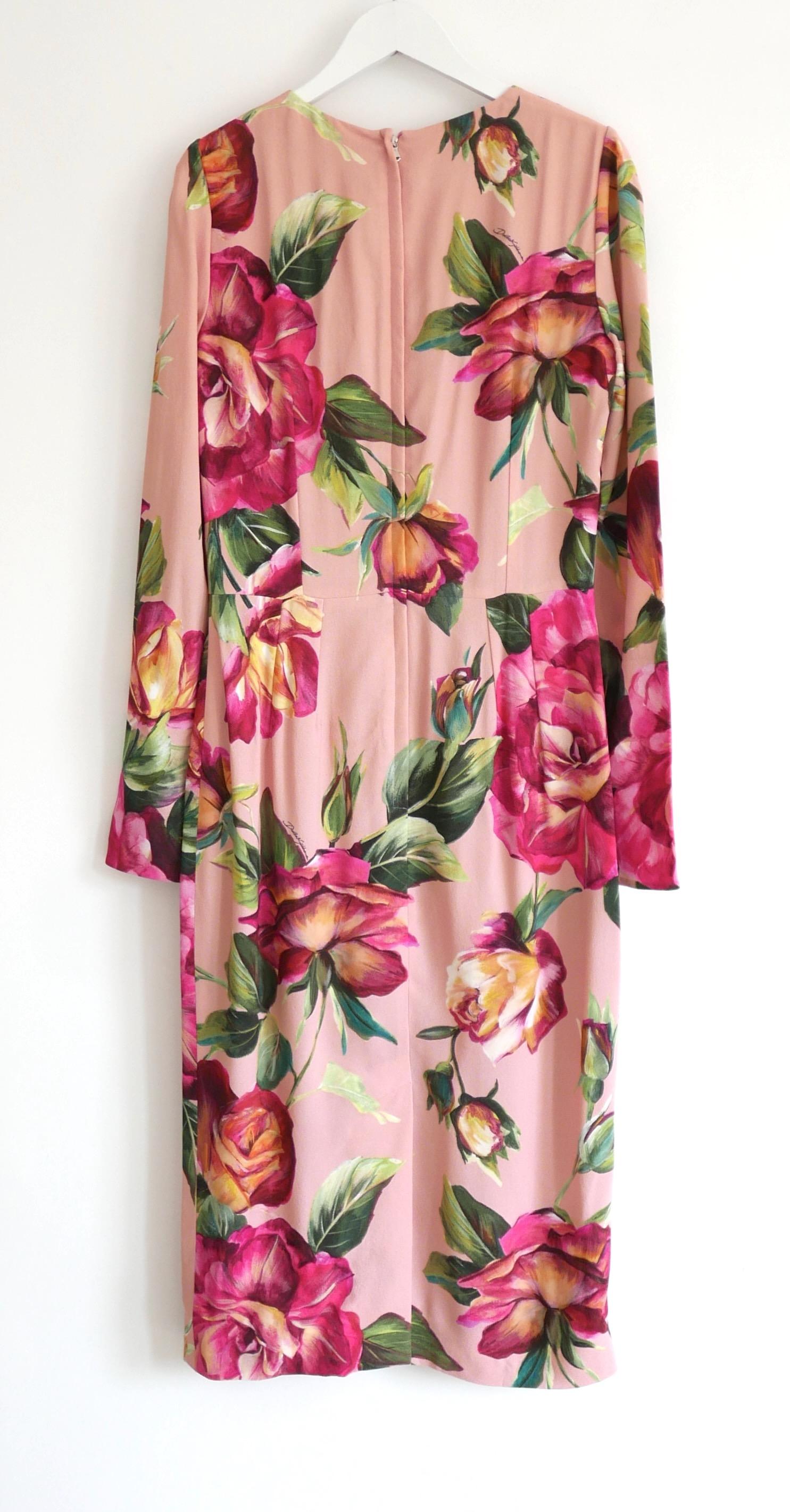 Precioso vestido funda con estampado de rosas Dolce & Gabbana, ultra femenino. Comprada por 1950 £ y sin estrenar. De suave crepé de viscosa rosa con un romántico estampado de rosas rosas. Tiene el característico corte de vaina semisastre de Dolce,