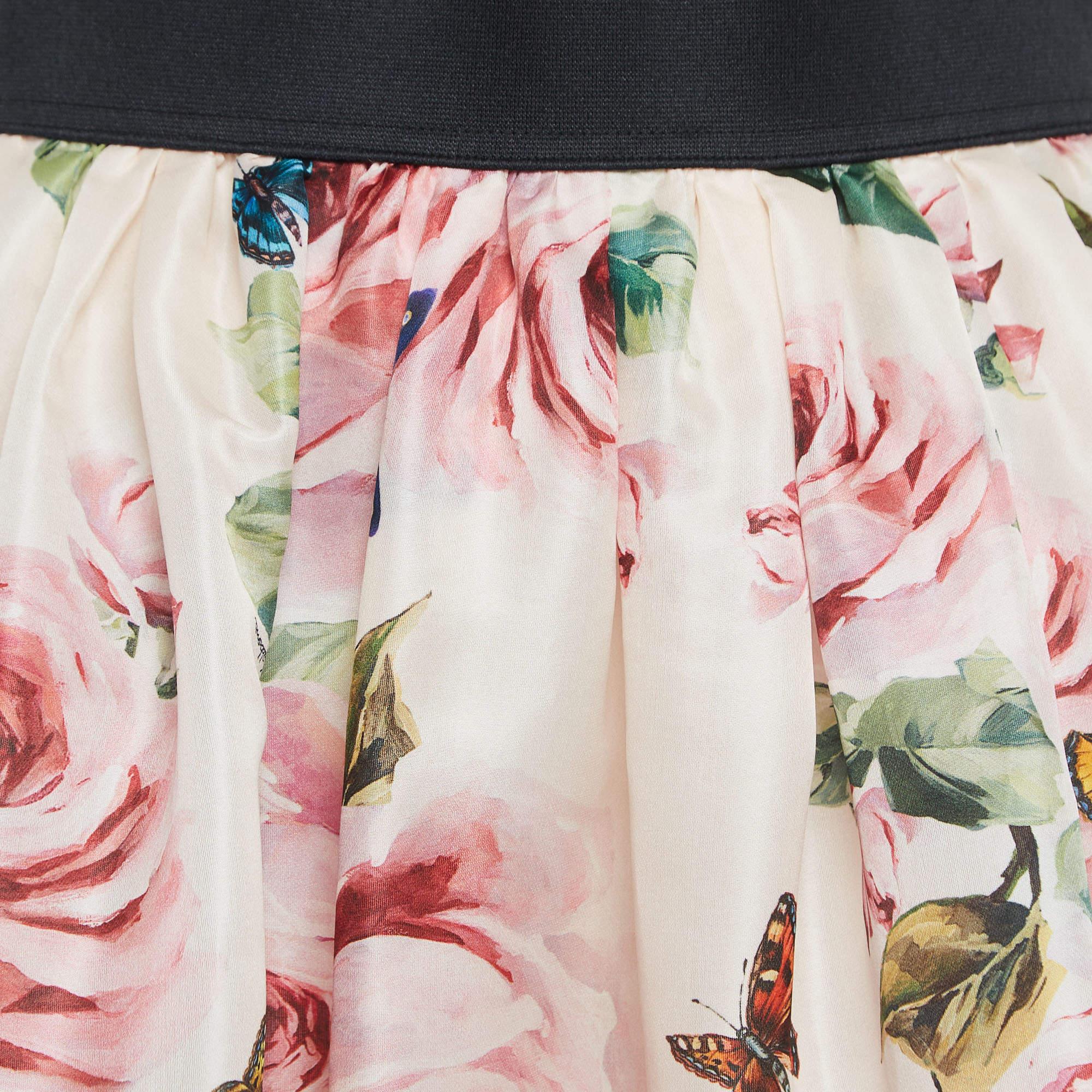 This elegant Dolce & Gabbana floral skirt is worth adding to your closet! Crafted from fine materials, it is exquisitely designed into a flattering shape.

