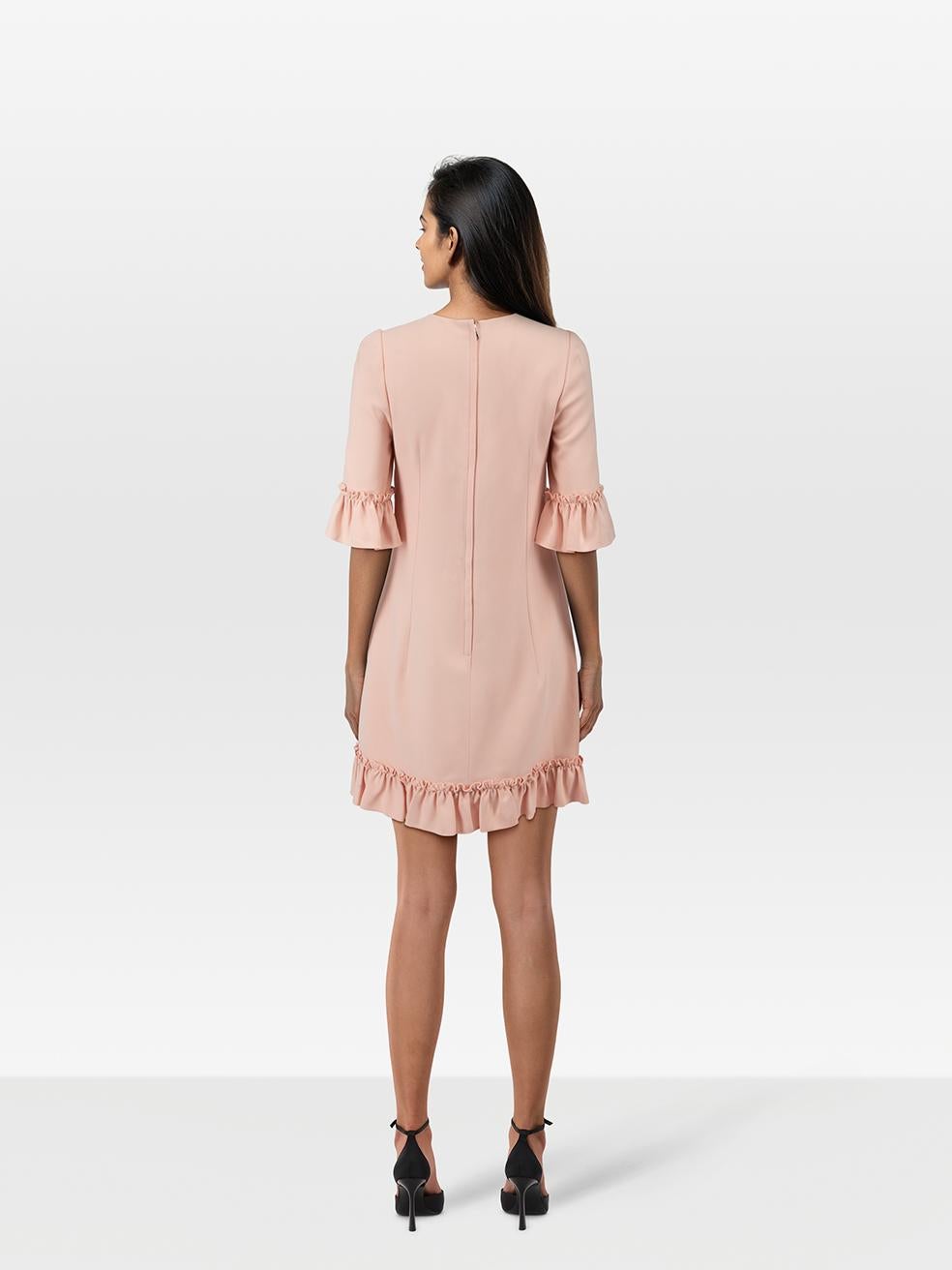 CONDITION ist nie getragen, mit Tags. Keine sichtbaren Abnutzungserscheinungen am Kleid sind bei diesem neuen Dolce & Gabbana Designer-Wiederverkaufsartikel zu erkennen.
 
 
 
 Einzelheiten
 
 
 Rosa
 
 Viskose
 
 Kleid
 
 Mini-Länge
 
