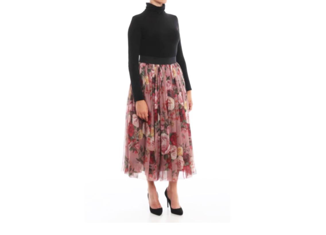 Dolce & Gabbana Silk chiffon pleated midi skirt embellished with baroque rose print, elasticated waistband, rear concealed hook and zip fastening. Removable stretch silk underskirt featuring concealed zip fastening.
Product information
Composition