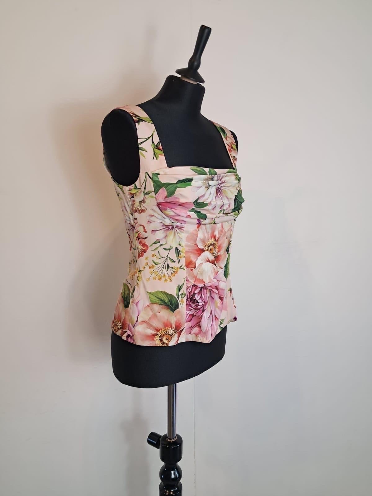 Dolce & Gabbana Top rosa con motivo floreale. In condizioni ottime in vendita a Carnate, IT
