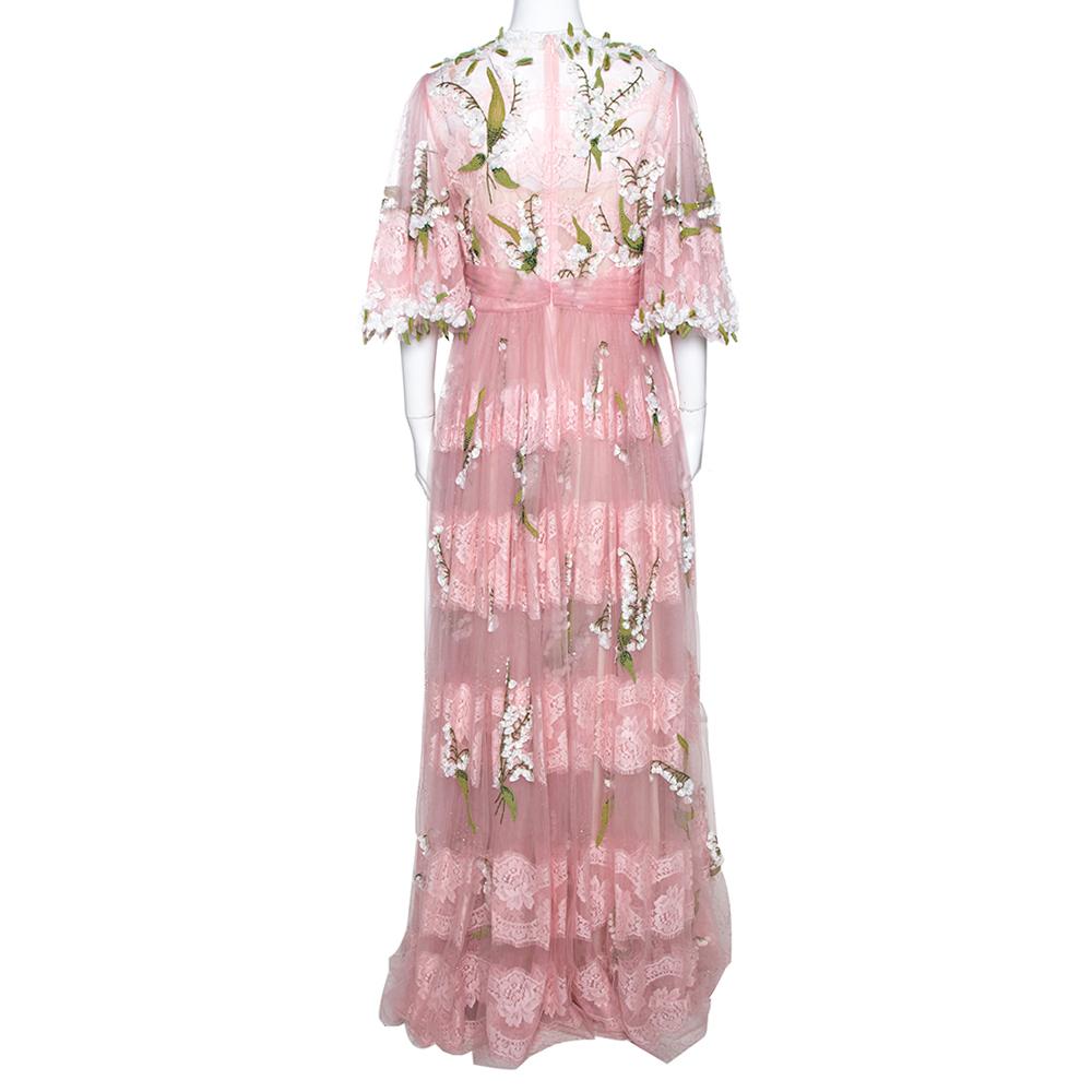 This Dolce & Gabbana dress is a marvellous design, achieved by assembling blooming flowers on soft fabrics and then sewing it into a dreamy silhouette. The soft hemline falls gracefully to the floor and the zipper makes sure the dress fits you
