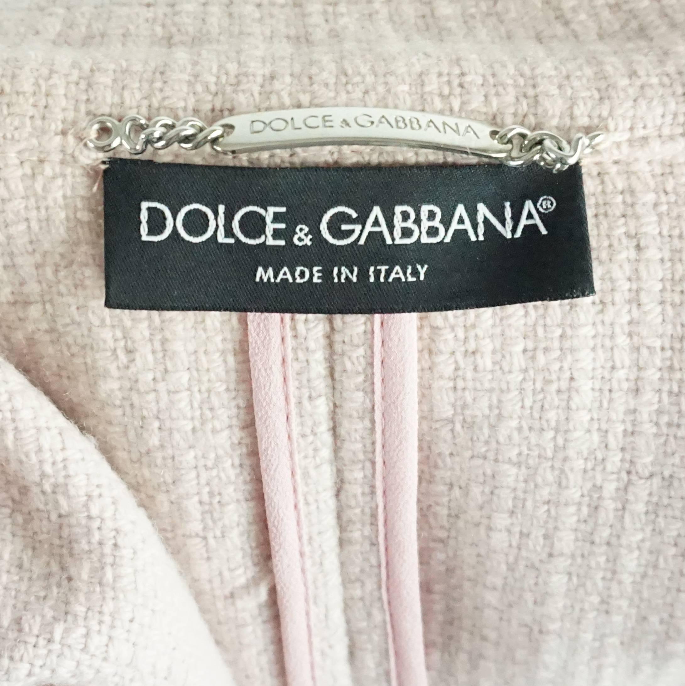 Dolce & Gabbana Pink Tweed Skirt Suit with a Rhinestone Logo Trim - Size 44 For Sale 2