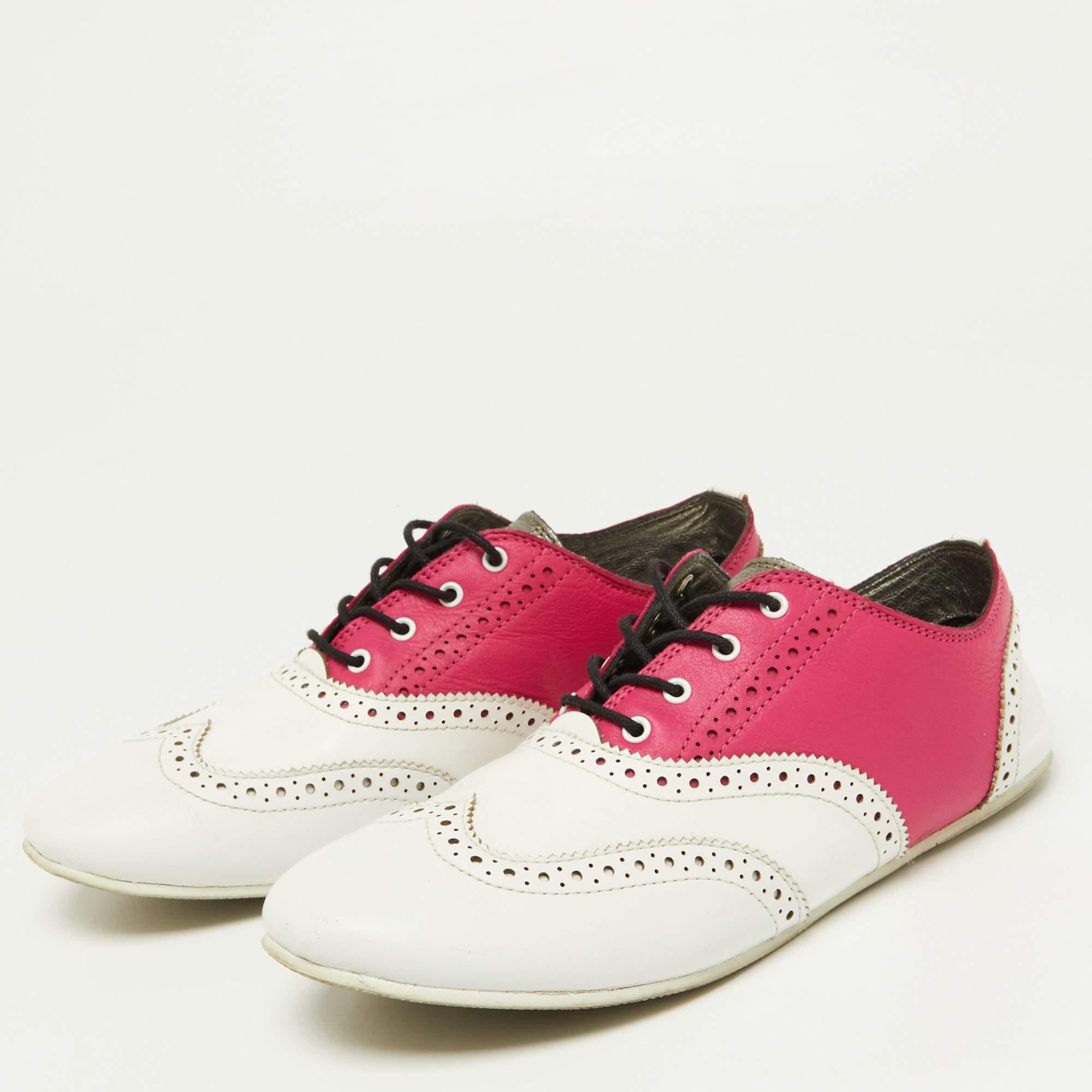Migliora il tuo stile con queste sneakers di design. Progettate meticolosamente per garantire moda e comfort, sono la scelta ideale per una camminata comoda e alla moda.