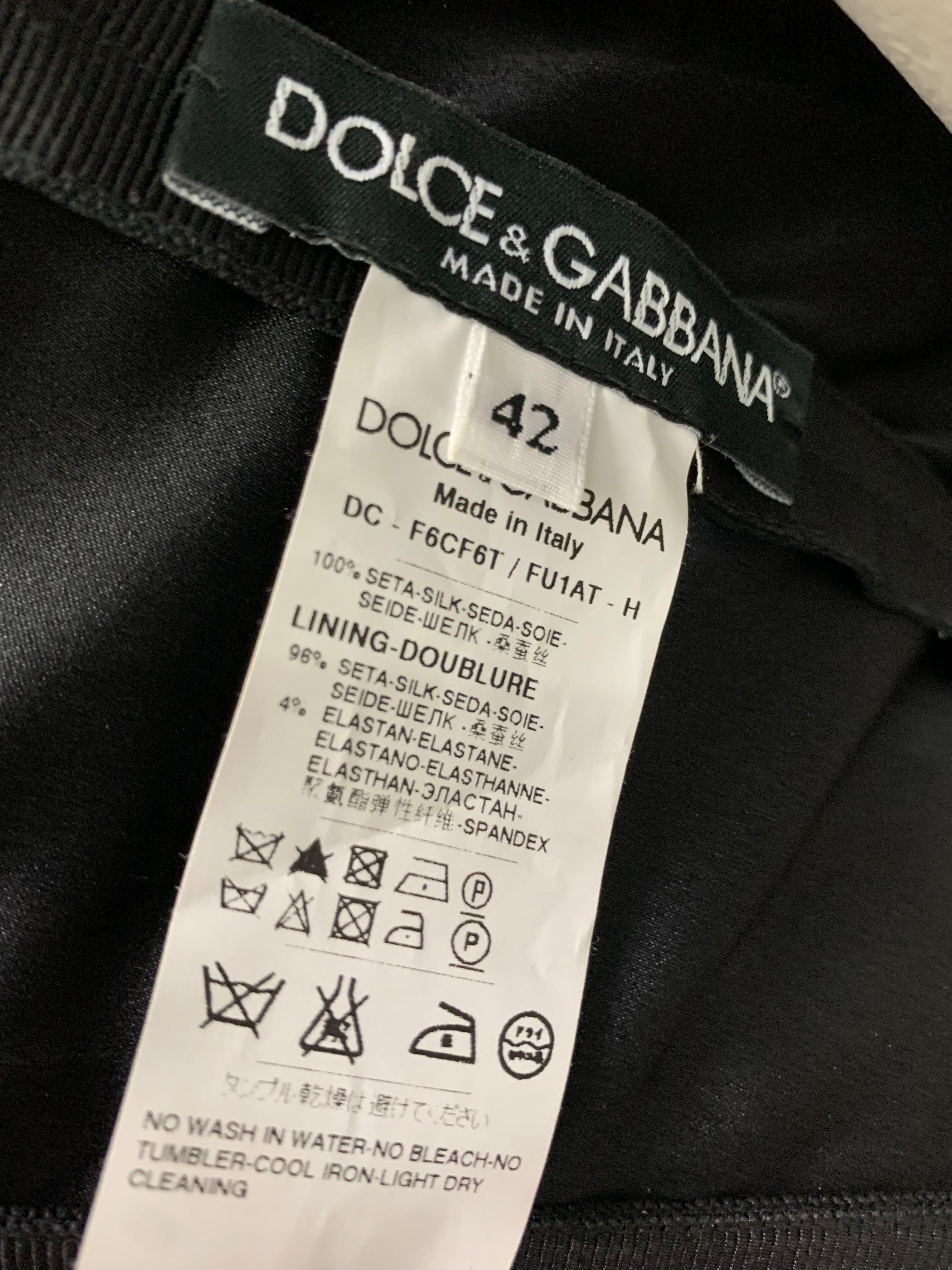 Dolce & Gabbana Trägerloses Body Conscious Etuikleid aus Kornblumen-Chiffon mit Falten im Angebot 3