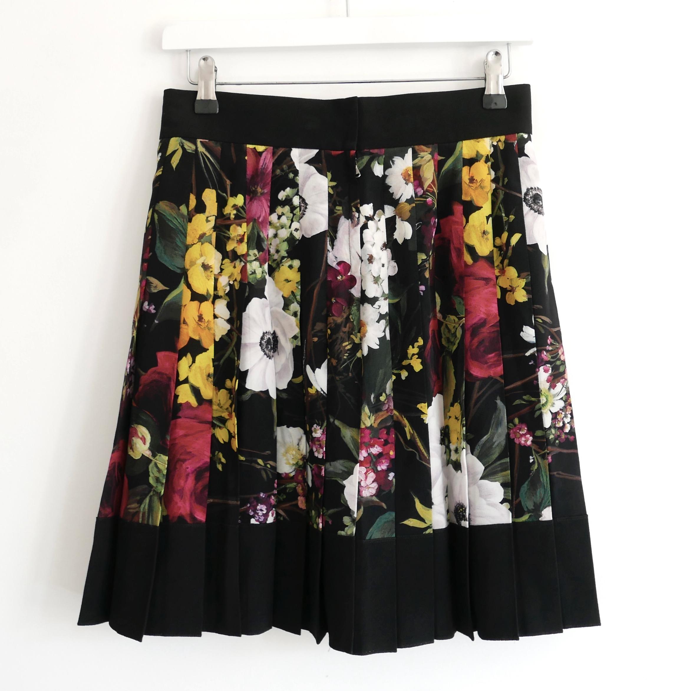 Black Dolce & Gabbana pleated floral print short skirt For Sale