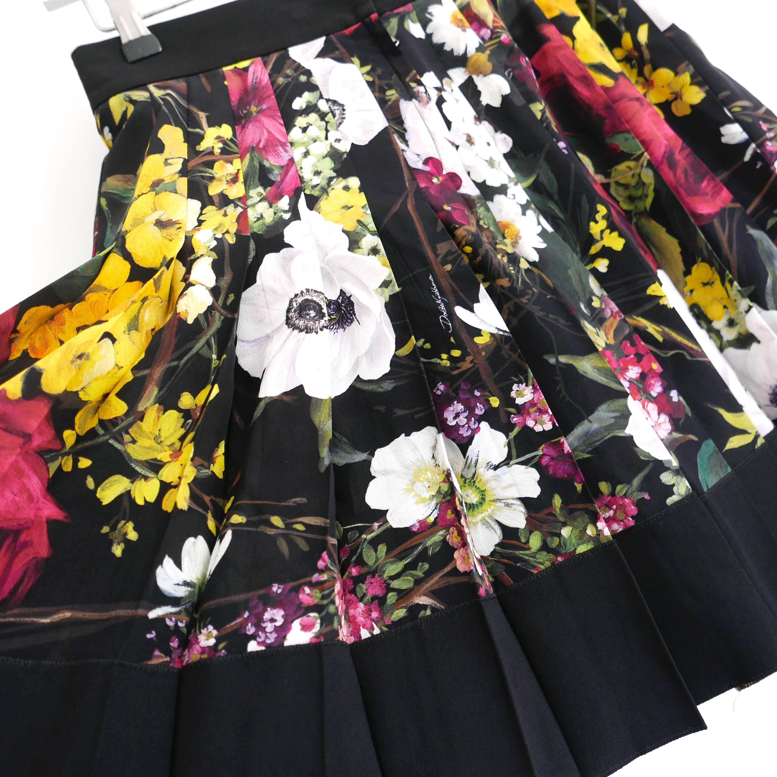 Dolce & Gabbana pleated floral print short skirt In New Condition For Sale In London, GB