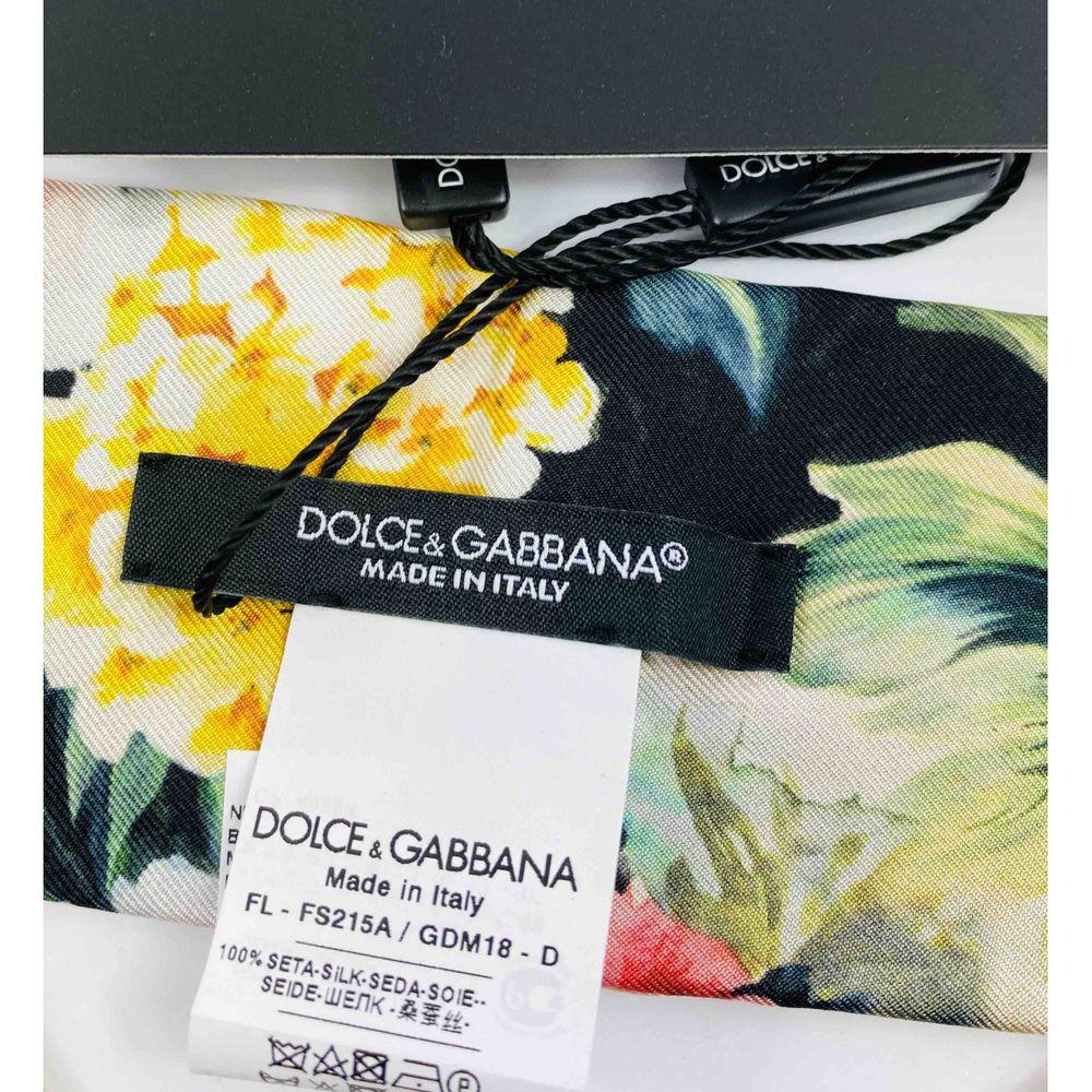 Dolce & Gabbana Polka Dot Peony Rose Printed Silk Scarf in Multicolour

Dolce & Gabbana Polkadot Peony Rose printed silk scarf necktie head accessory
Size 5cm x 100cm 
100% silk 
Brand new with tags in the original DG plastic bag.

General