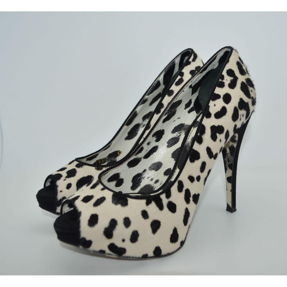 Dolce & Gabbana Pony Style Calfskin Escarpins Shoes in Black

Dolce & Gabbana shoes in white leopard print calfskin, fur, leather sole, size 36, Uk 3, in original dustbag. Please check out my other Dolce & Gabbana shoes! 
Packaging: Shoe