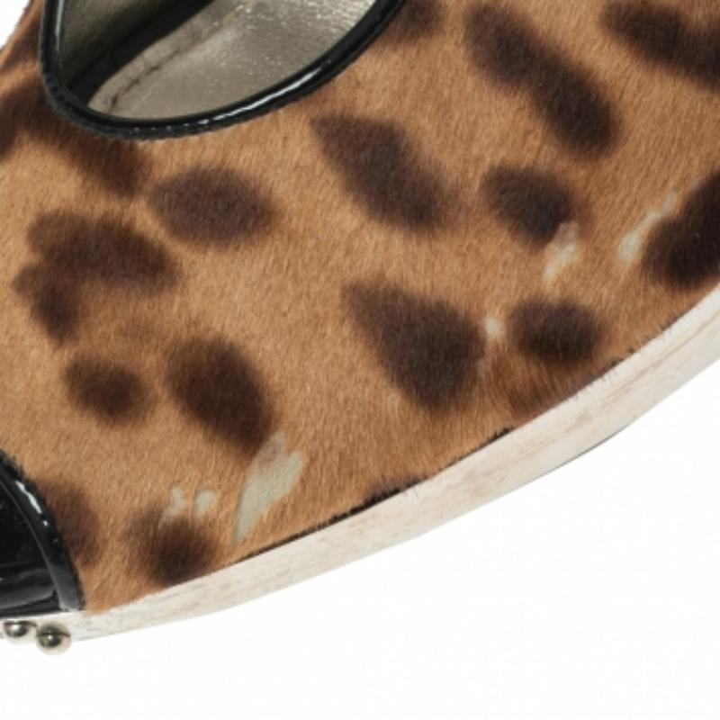 How beautiful are these sandals from the House of Dolce & Gabbana! They are designed using black-brown leopard-printed pony hair and patent leather trims. They flaunt peep-toes, a slip-on style, and pointy heels. Match these sandals with your outfit