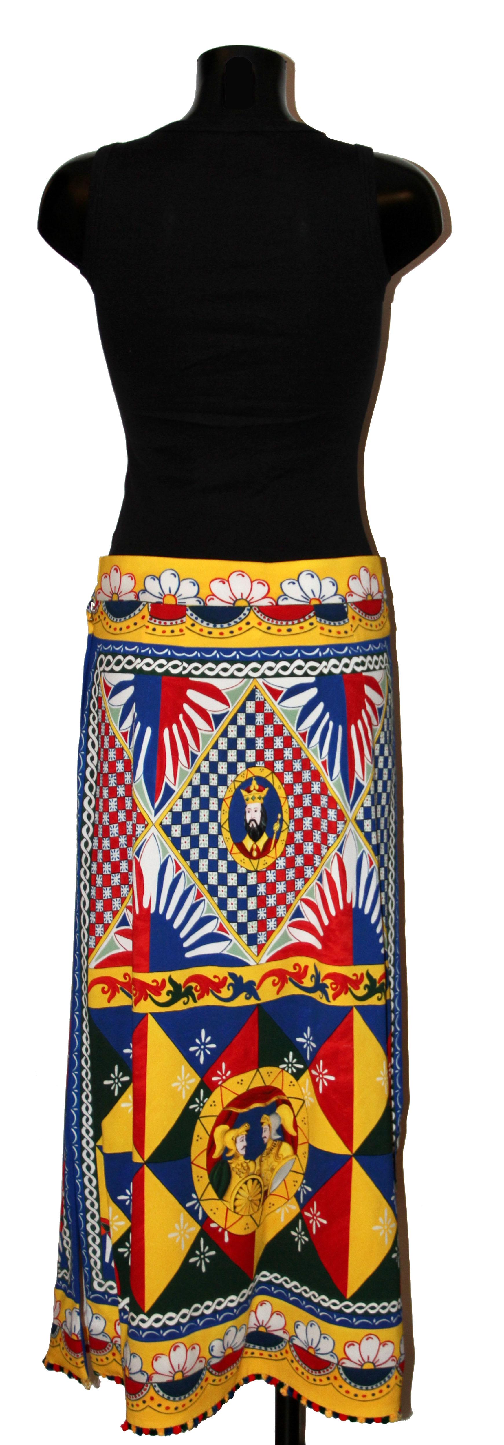 This pre-owned colored long skirt is printed with universe of kings and knights pictures 

Fabric: 97% rayon, 3% elastane
Doublure: 96% silk, 4% elastane
Embroidery: 100% polyester
Couleur: red, yellow, blue
Size: 40
Measurements: Waist: 41 cms -