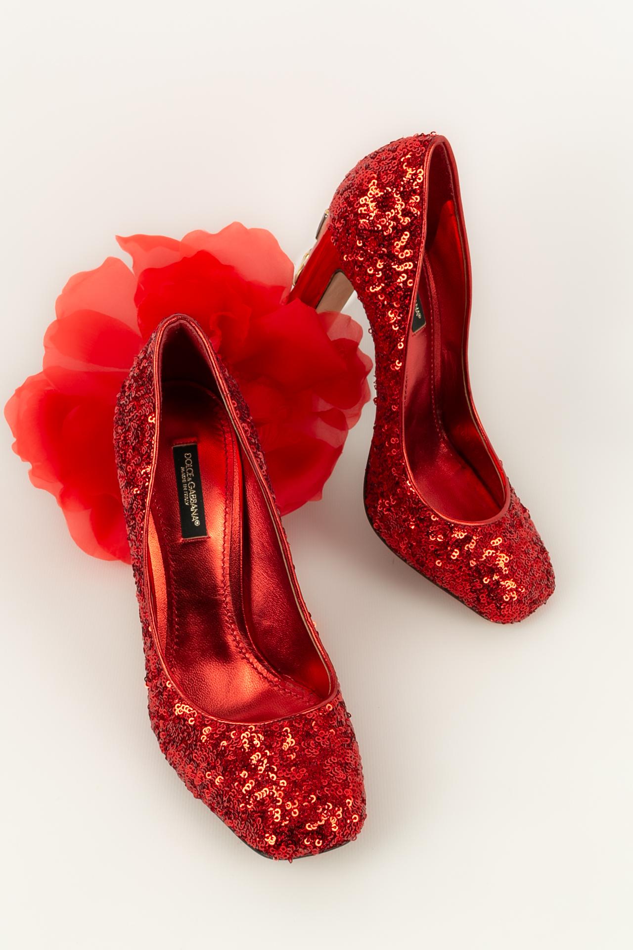DOLCE & GABBANA - (Made in Italy) Pumps with red sequins. Size 38 1/2.

Condition:
Good condition

Dimensions:
Heel height: 10,5 cm

SKU:CH41