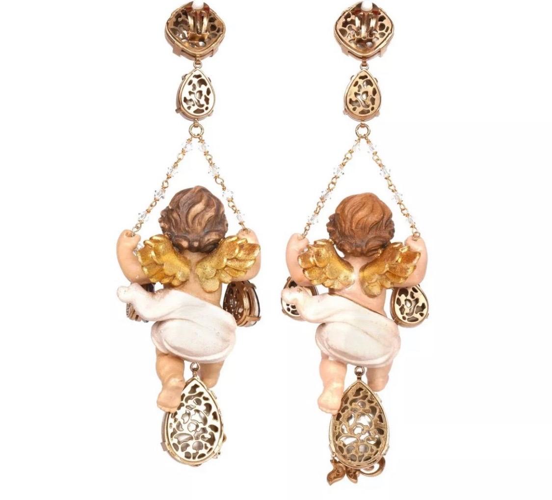 Gorgeous brand new with tags,
100% Authentic Dolce &
Gabbana earrings.
Model: Clip On Dangling
Motive: PUPPI Sicily
Material: 30% Crystal, 40% Wood,
30% Brass
Color: Gold, beige
Crystals: Gold, purple, clear
Logo details
Made in Italy
Length: