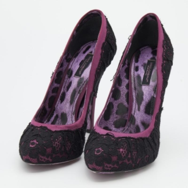 Este par de zapatos de salón Dolce & Gabbana añadirá un toque artístico a tu conjunto. Confeccionada en encaje y satén, los ribetes morados sobre el exterior negro la convierten en una elección elegante. Los detalles de encaje de estos zapatos le
