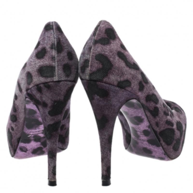 Dolce & Gabbana Bombas con puntera abierta de lona con estampado de leopardo morado/negro talla 37 Negro en venta